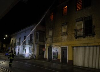 Incêndio em prédio devoluto em Leiria