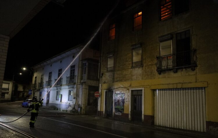 Incêndio em prédio devoluto em Leiria
