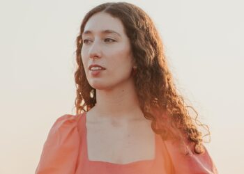 Já está disponível o single de estreia de Carolina Lopes
