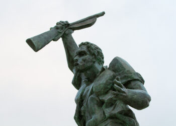 Monumento evocativo ao 18 de Janeiro no centro da discórdia