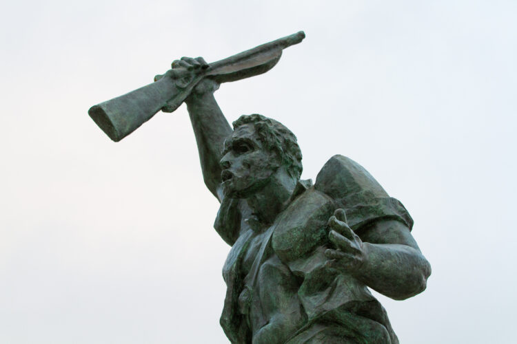 Monumento evocativo ao 18 de Janeiro no centro da discórdia