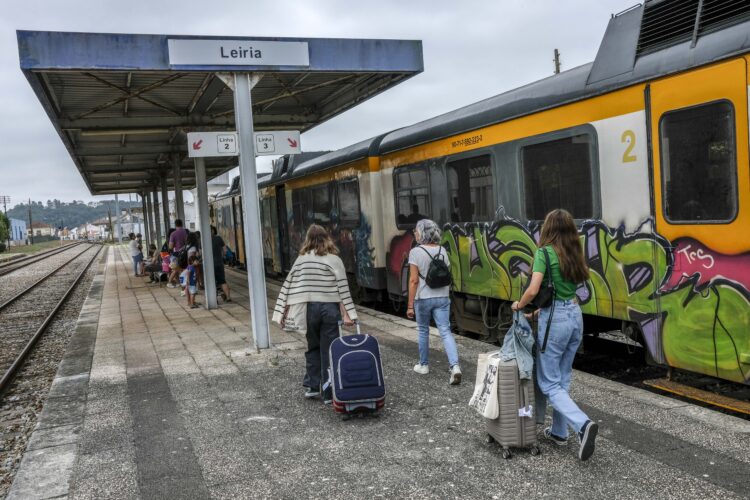 Trocar quartos de universidade por comboios da Linha do Oeste?
