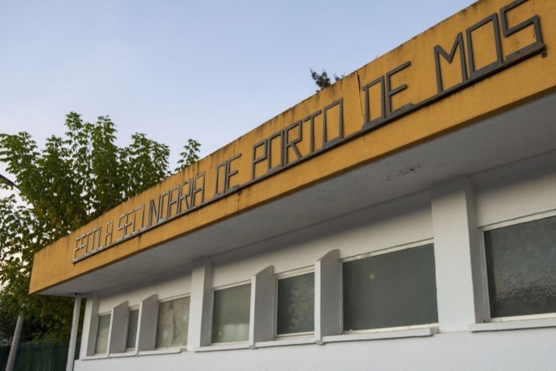 Construída há mais de 40 anos, a escola tem ainda blocos em pré-fabricado