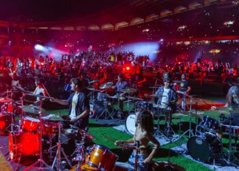 Rockin’1000. Veio de longe, comprou bateria para o concerto e depois doou-a a uma escola de Leiria