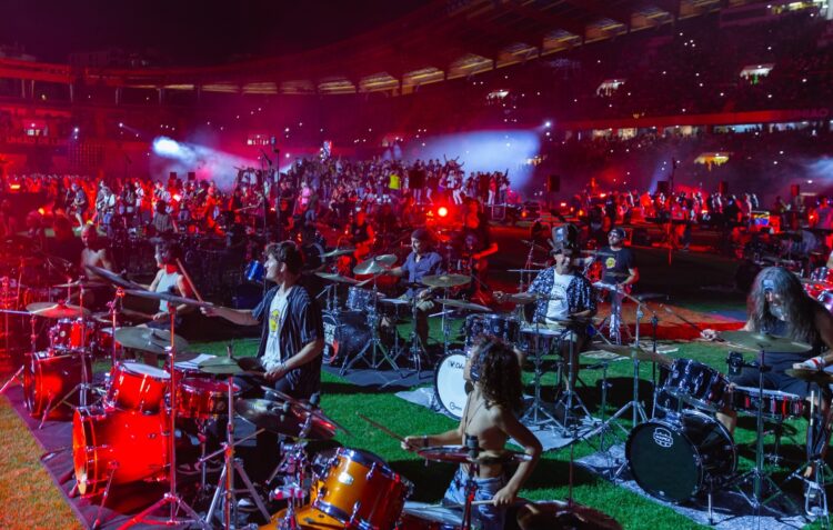 Rockin’1000. Veio de longe, comprou bateria para o concerto e depois doou-a a uma escola de Leiria