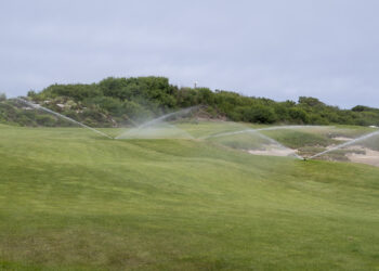 Água reciclada rega campo de golfe em Óbidos