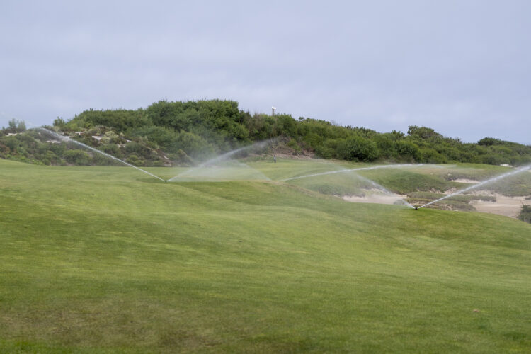 Água reciclada rega campo de golfe em Óbidos