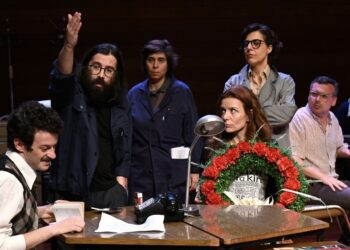 Jornalistas em palco e o teatro a debater o futuro do jornalismo