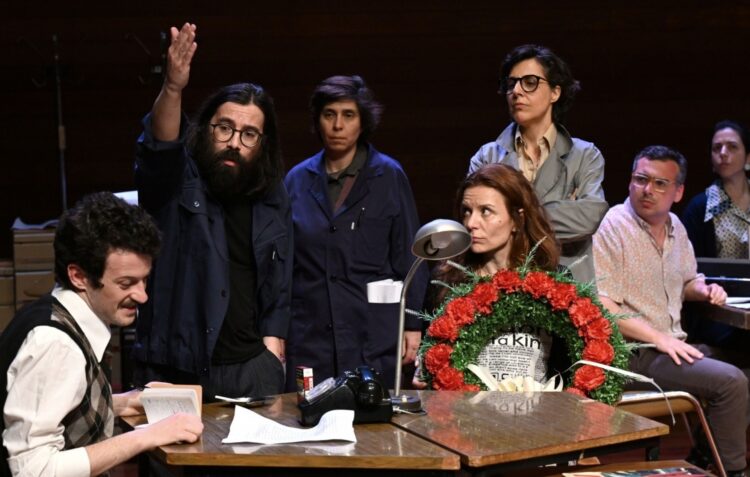 Jornalistas em palco e o teatro a debater o futuro do jornalismo