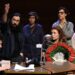 Jornalistas em palco e o teatro a debater o futuro do jornalismo