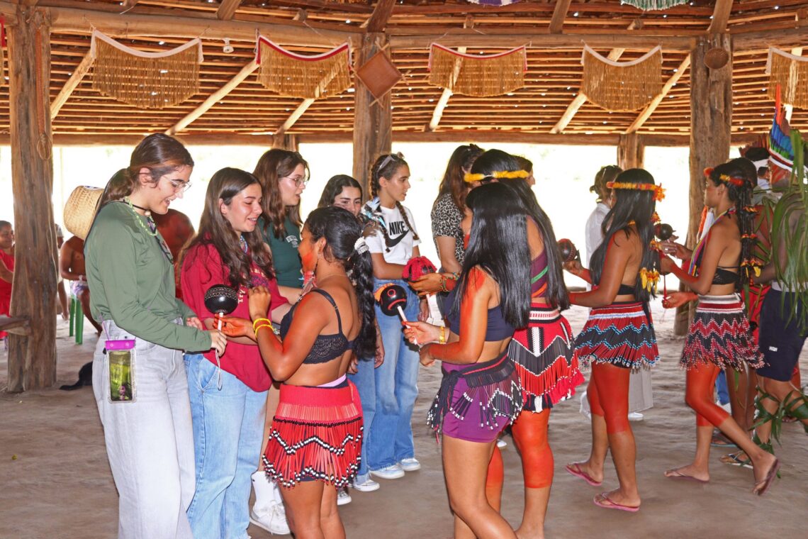 As alunas do CEF contactaram com a cultura indígena