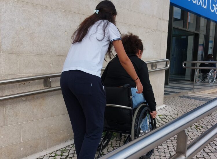 Estudantes sensibilizam população para a acessibilidade, inclusão e participação social de pessoas com mobilidade condicionada