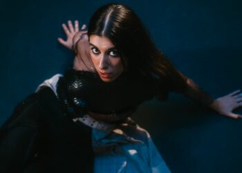 Inês Apenas. Uma viagem entre o sonho e a realidade ressoa no álbum de estreia