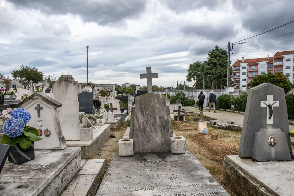 Cantar, orar e comer: as diferentes formas de celebrar os mortos
