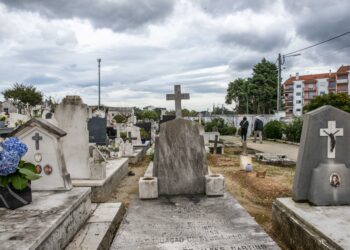 Cantar, orar e comer: as diferentes formas de celebrar os mortos