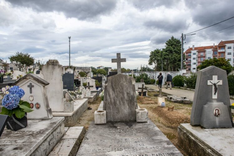 Cantar, orar e comer: as diferentes formas de celebrar os mortos