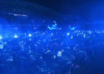 Já há vídeo do concerto de Leiria com mil músicos e Nic Cester a tocar o tema “Are You Gonna Be My Girl”