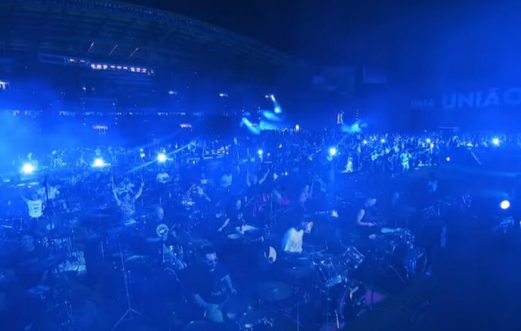 Já há vídeo do concerto de Leiria com mil músicos e Nic Cester a tocar o tema “Are You Gonna Be My Girl”
