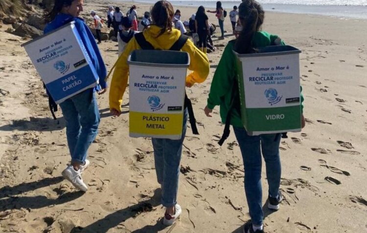 Crianças participam em limpeza de praia em Peniche