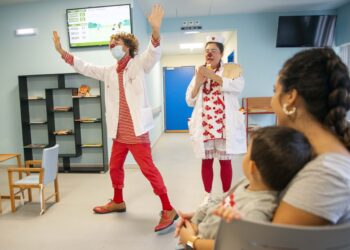 Contos e magia deram um sorriso às crianças da Pediatria no Hospital de Leiria