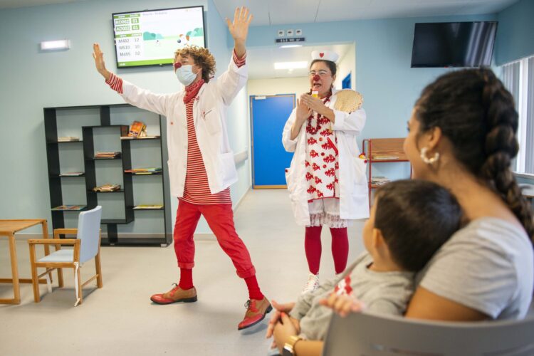 Contos e magia deram um sorriso às crianças da Pediatria no Hospital de Leiria