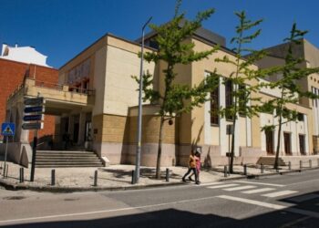 Cineteatro de Alcobaça reabriu há 20 anos e há festa com Pedro Tochas