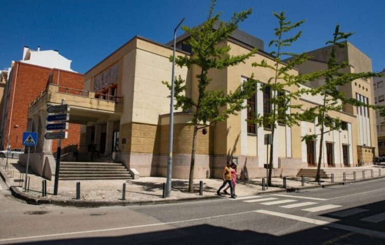 Cineteatro de Alcobaça reabriu há 20 anos e há festa com Pedro Tochas