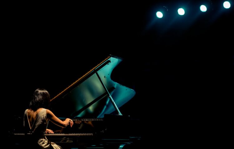 À Margem. Três dias com música e teatro convocam “a beleza e o espanto”