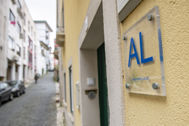 Oposição pede suspensão de novas licenças de alojamento local em Leiria
