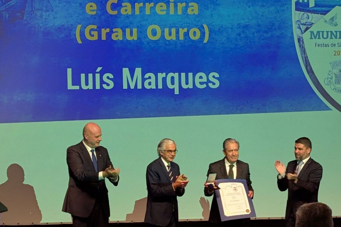 Paulo Mota Pinto, Aguiar Branco e Pedro Pimpão entregaram medalha a Luís Marques