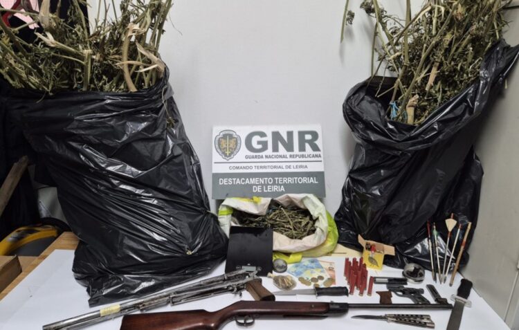 GNR detém homem por posse de armas proibidas e tráfico de estupefacientes em Leiria