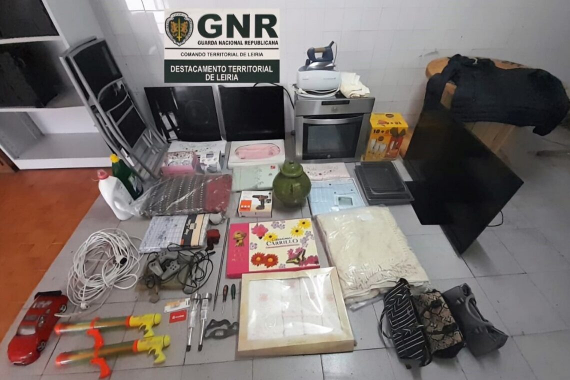 Cadastrados apanhados em furto de residências na Chainça