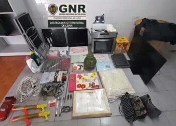 Cadastrados apanhados em furto de residências na Chainça