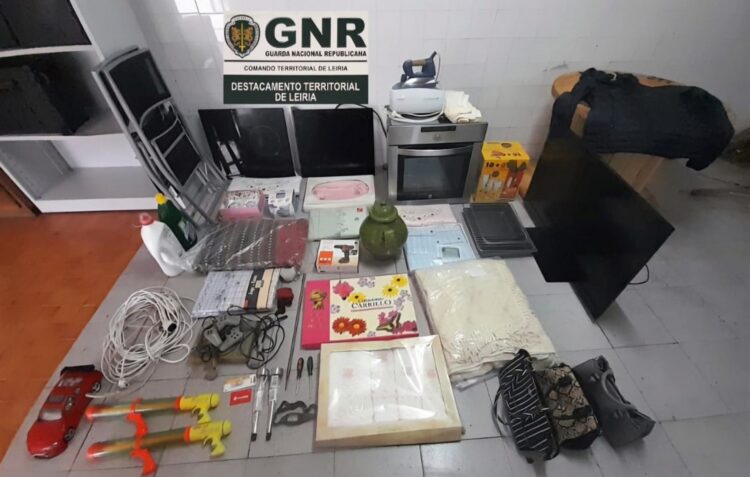 Cadastrados apanhados em furto de residências na Chainça