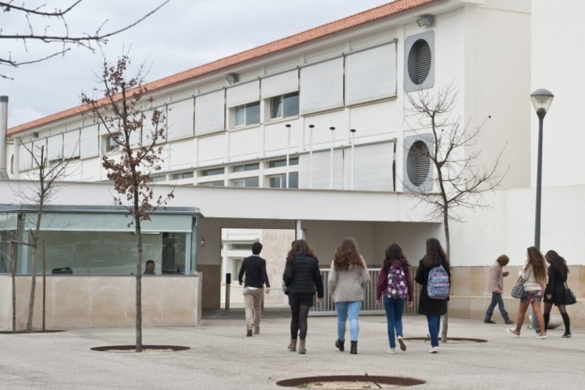 Greve deixa centenas de alunos sem escola na região