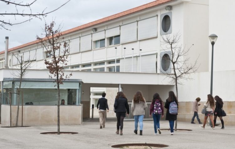 Greve deixa centenas de alunos sem escola na região