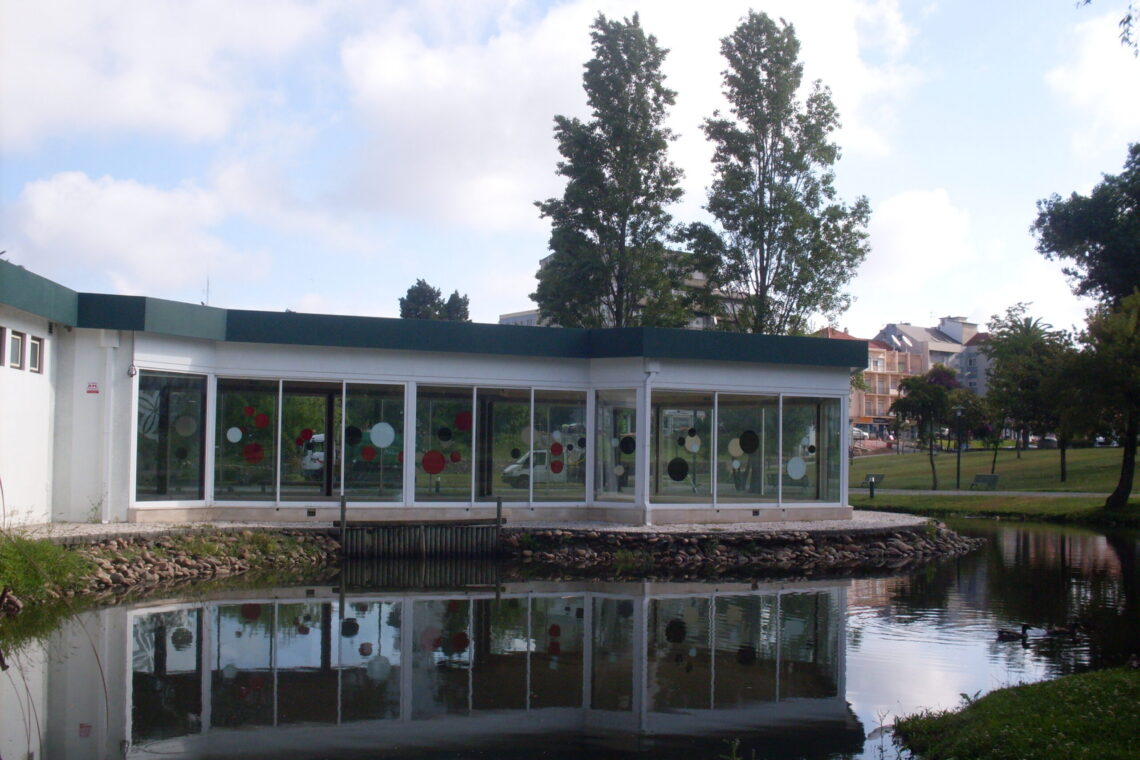 Edifício abandonado no Parque Mártires do Colonialismo é abrigo de toxicodependentes