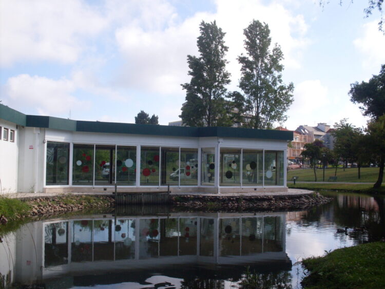Edifício abandonado no Parque Mártires do Colonialismo é abrigo de toxicodependentes