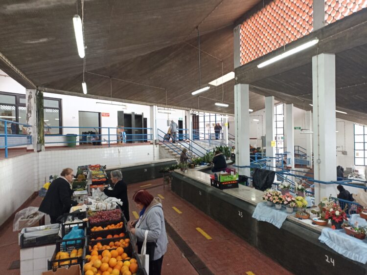 Prometidas há anos, obras no mercado de Porto de Mós aguardam por financiamento