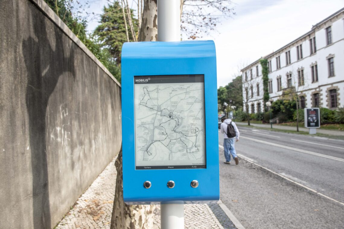 Foram instalados dez painéis como este junto aos abrigos de passageiros com mais utilizadores na cidade