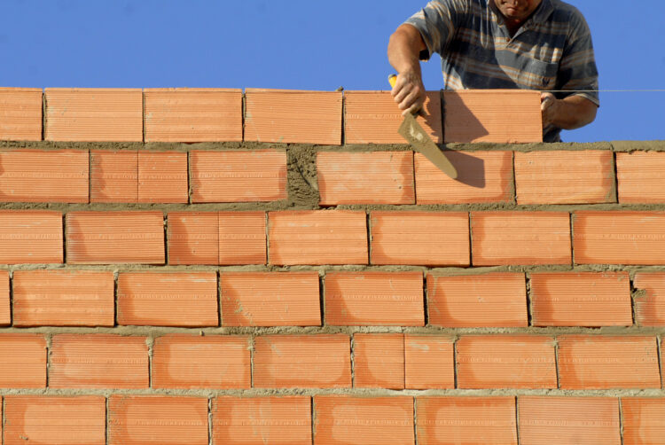 Prazos demasiado apertados e falta de mão-de-obra qualificada penalizam e aumentam preços da construção
