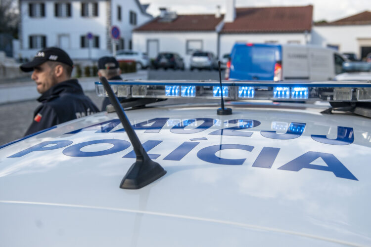 Fugitivo detido pela PSP de Leiria e levado para a prisão