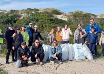 Em hora e meia, voluntários retiraram 115 quilos de lixo da Praia do Samouco