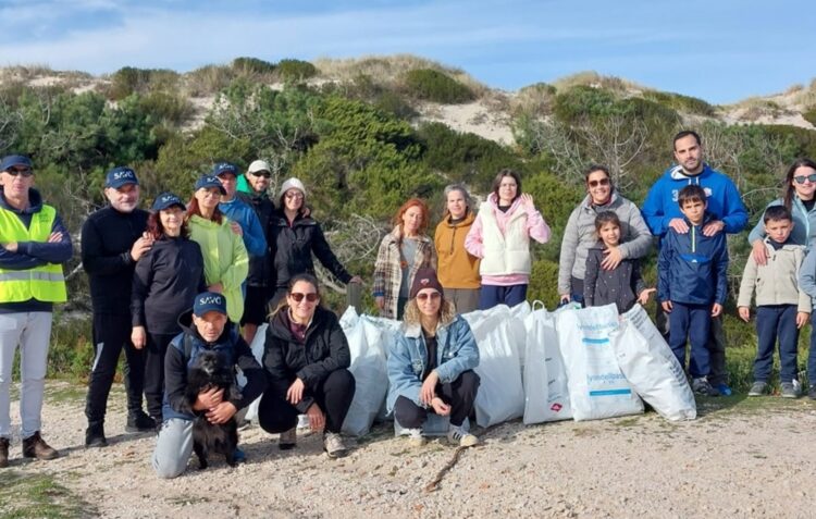 Em hora e meia, voluntários retiraram 115 quilos de lixo da Praia do Samouco