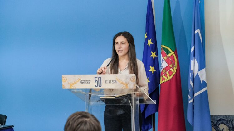 Jovem de São Martinho do Porto é a primeira mulher a concorrer à liderança da JP