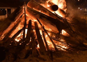 Moita da Roda cria fogueira de Natal que ficará acesa até ao Ano Novo