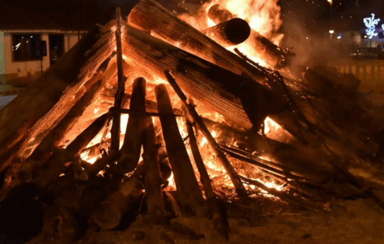 Moita da Roda cria fogueira de Natal que ficará acesa até ao Ano Novo
