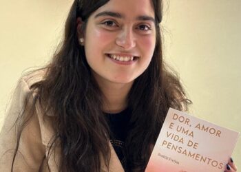 Aluna da Escola Profissional de Ourém lança livro sobre dor e amor