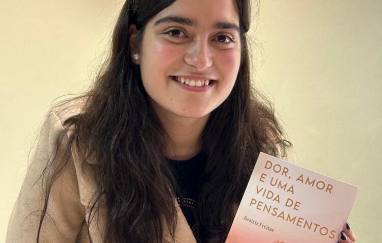 Aluna da Escola Profissional de Ourém lança livro sobre dor e amor