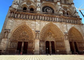 Empresa de leiriense  refaz adro  da catedral de  Notre Dame